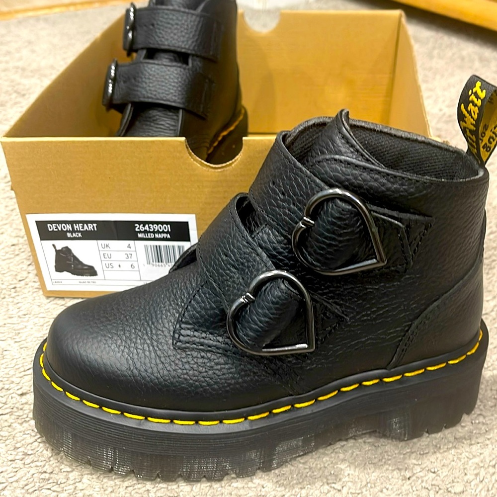 Dr.Martens Devon Heart